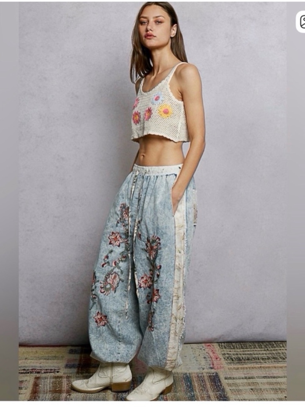 POL Light Blue Floral Wide-Leg Jeans with Cream Trim.   Size Medium &
Large